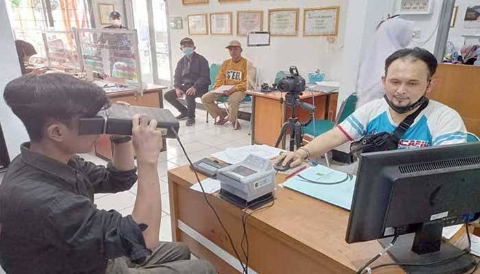 PELAYANAN: Disdukcapil Kota Sukabumi saat memberikan pelayanan kepada masyarakat, belum lama ini. 