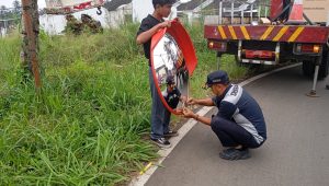 Dishub Kota Sukabumi Pasang Dua Cermin Tikungan 