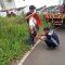 PEMASANGAN CERMIN: Sejumlah personel Dishub Kota Sukabumi saat memasang cermin tikungan di Kelurahan Limusnunggal, Kecamatan Cibeureum, Kamis (22/5). 