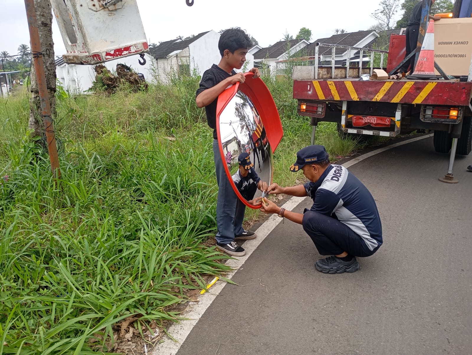 PEMASANGAN CERMIN: Sejumlah personel Dishub Kota Sukabumi saat memasang cermin tikungan di Kelurahan Limusnunggal, Kecamatan Cibeureum, Kamis (22/5). 