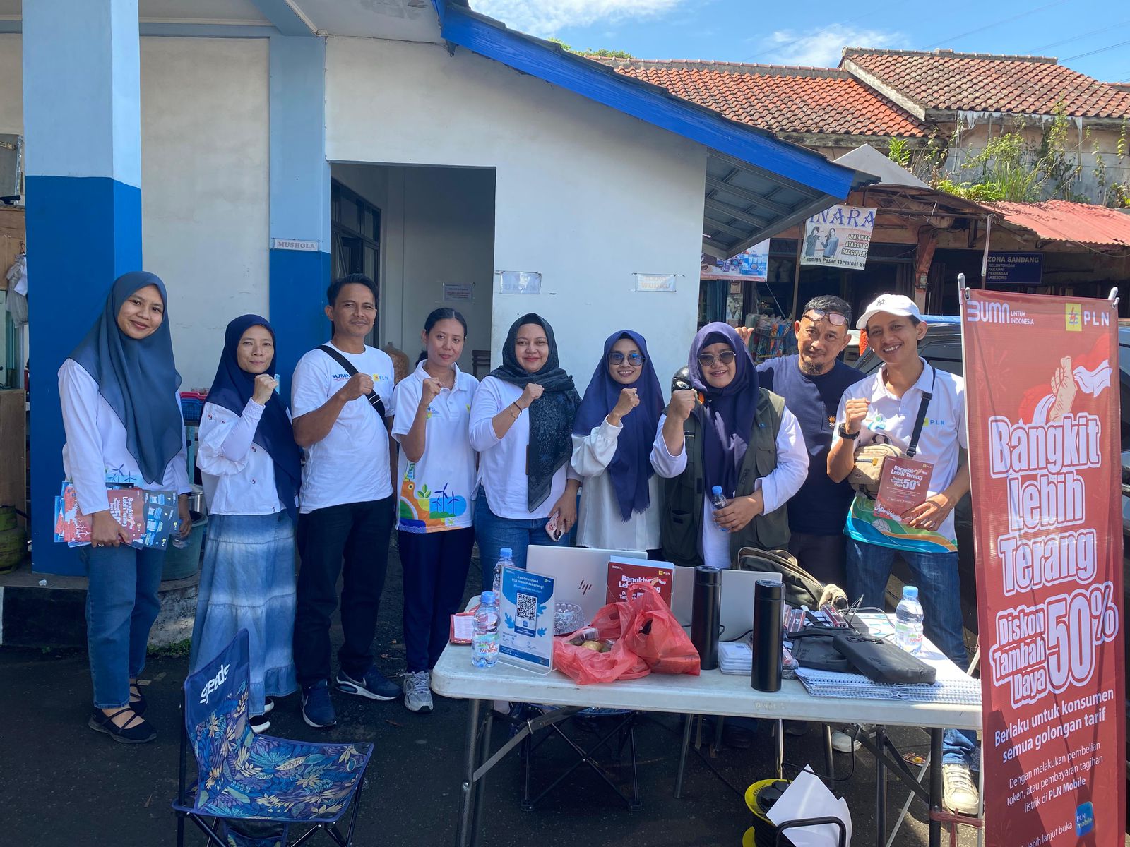 Melalui inisiatif kegiatan yang bertajuk “PLN UP3 Sukabumi on The Move”, PLN UP3 Sukabumi melaksanakan layanan kelistrikan di tempat-tempat strategis salah satunya di Lapangan Merdeka Sukabumi dan Pasar Sukaraja.