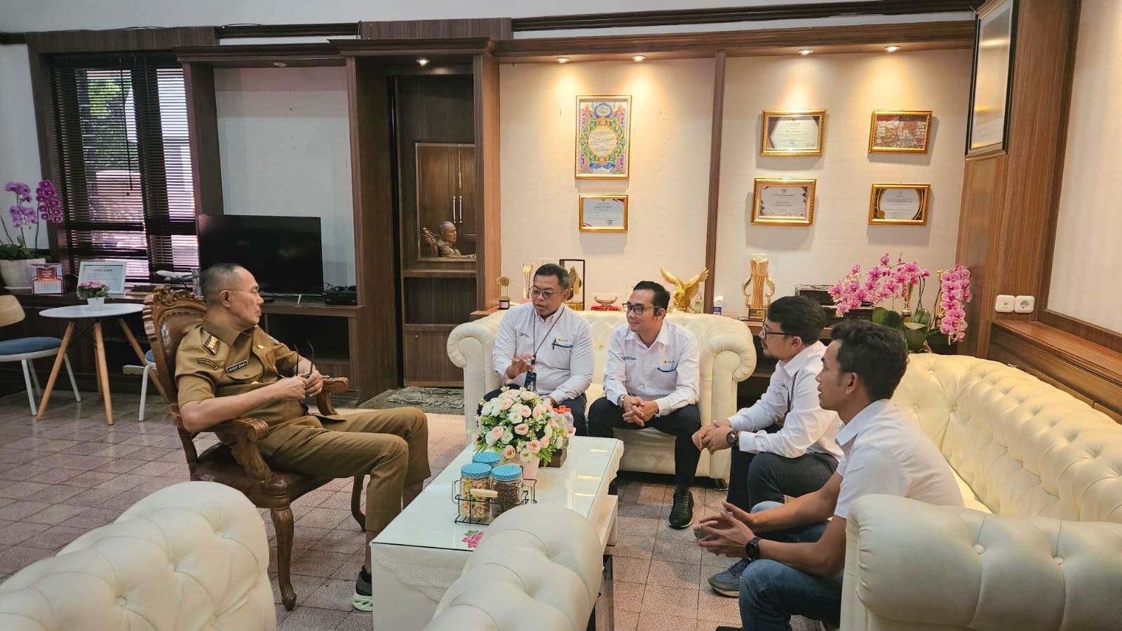 Manager PLN UP3 Sukabumi, Yuniar Budi Satrio melakukan kunjungan ke Kantor Pemerintah Daerah Kota Sukabumi yang diterima langsung oleh Walikota Sukabumi, Bapak H. Ayep Zaki.