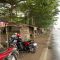 GANGGU ESTETIKA : Suasana bangunan liar berada di pinggir jalan Jalur Lingkar Selatan, Desa Babakan, Kecamatan Cisaat, Kabupaten Sukabumi pada Kamis (22/05).(FOTO : DENDI/RADAR SUKABUMI)