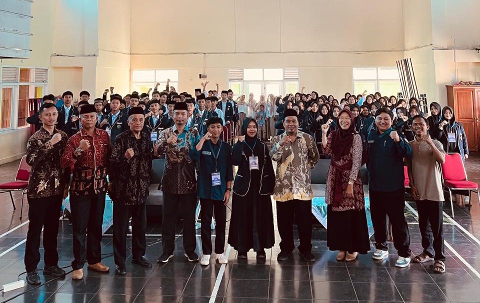 KOMPAK : JFU Pengembang Kesiswaan pada Seksi Pendidikan Madrasah pada Kemenag Kabupaten Sukabumi, Erwan Hermawan bersama jajarannya, saat foto bersama dengan puluhan siswa MA, usai melakukan pendidikan karakter.