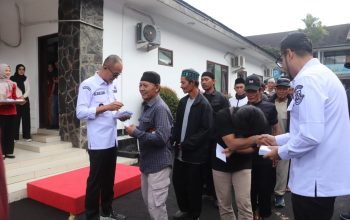 PENYERAHAN BANTUAN: Wali Kota Sukabumi, Ayep Zaki, didampingi Wakil Wali Kota Bobby Maulana, menyerahkan bantuan sosial kepada 380 orang tukang becak dan delman dalam kegiatan yang digelar di Balai Kota Sukabumi, Jumat (23/5).