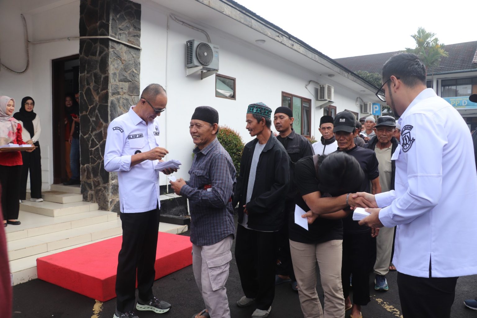 PENYERAHAN BANTUAN: Wali Kota Sukabumi, Ayep Zaki, didampingi Wakil Wali Kota Bobby Maulana, menyerahkan bantuan sosial kepada 380 orang tukang becak dan delman dalam kegiatan yang digelar di Balai Kota Sukabumi, Jumat (23/5).