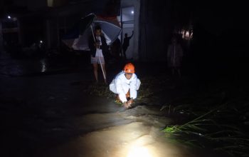 PENINJAUAN: Sejumlah petugas BPBD Kota Sukabumi saat melakukan pemantauan bencana alam di wilayah kerjanya, belum lama ini. 