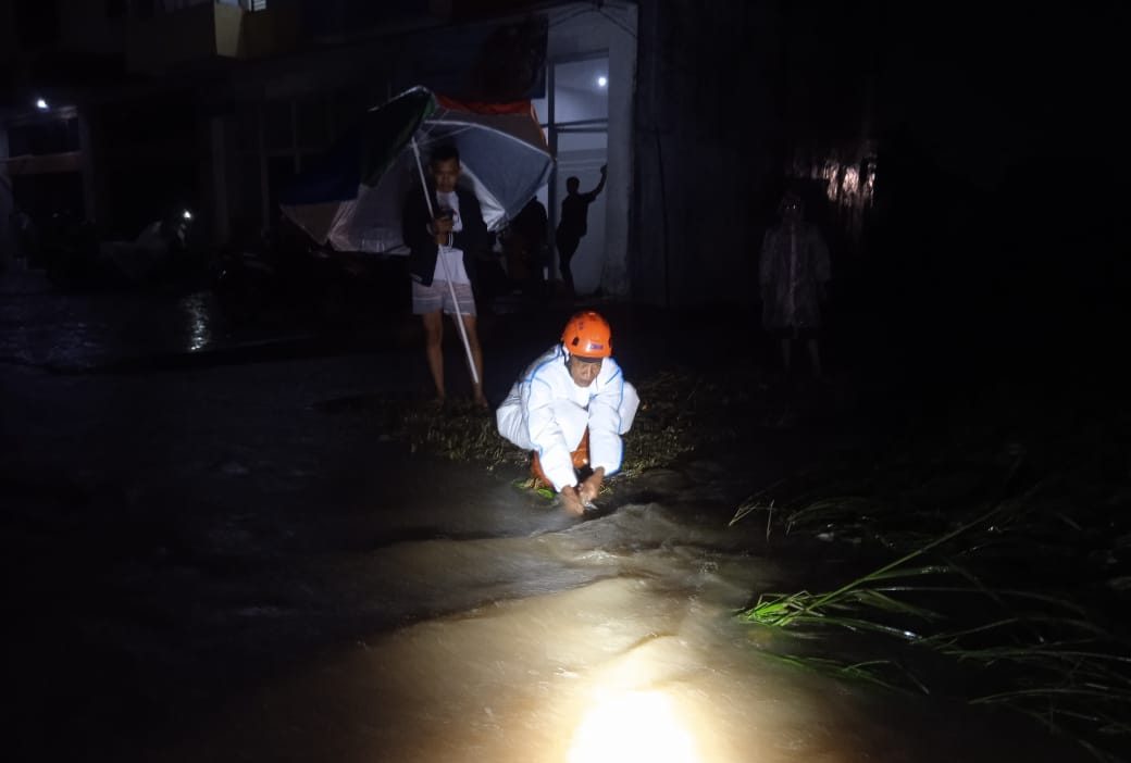 PENINJAUAN: Sejumlah petugas BPBD Kota Sukabumi saat melakukan pemantauan bencana alam di wilayah kerjanya, belum lama ini. 