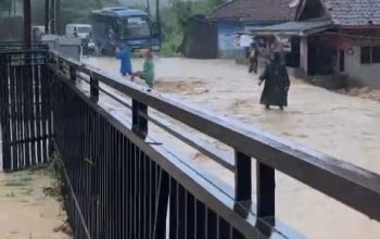 BENCANA BANJIR: Suasana saat banjir merendam jalan dan rumah warga di kampung Cileungsi Desa Citarik Kecamatan Simpenan
