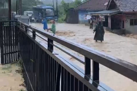 BENCANA BANJIR: Suasana saat banjir merendam jalan dan rumah warga di kampung Cileungsi Desa Citarik Kecamatan Simpenan