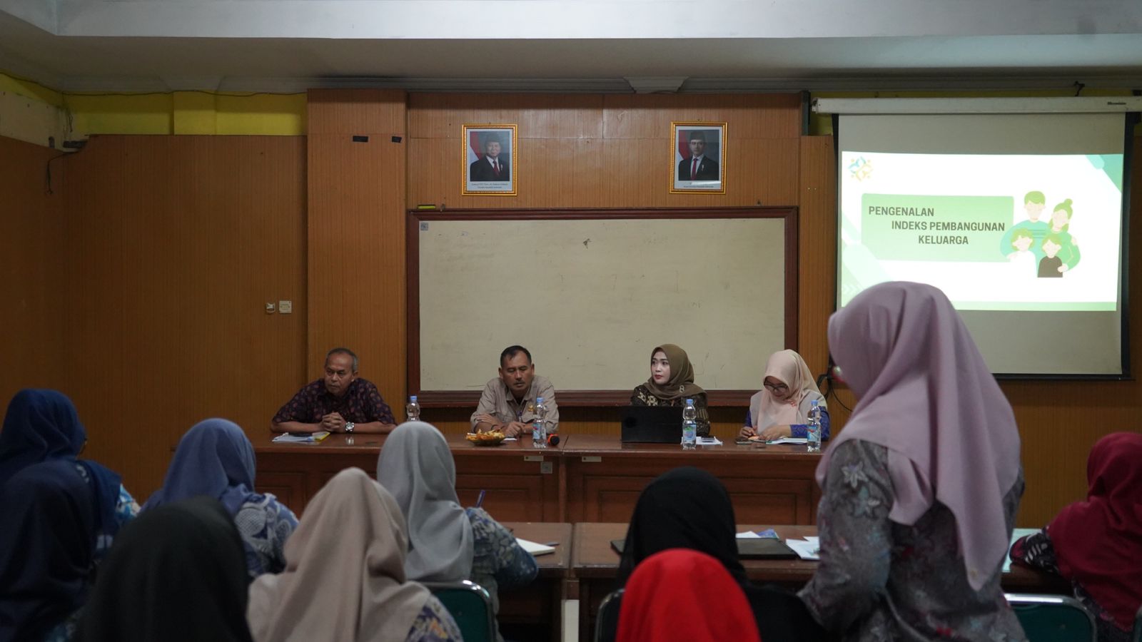 SAMBUTAN : Kepala DPPKB Kabupaten Sukabumi, Drs. Uus Pirdaus, saat memberikan sambutan pada penyusunan Renstra Tahun 2025–2029.
