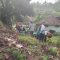 DITINJAU : Petugas gabungan saat meninjau salah satu lokasi terdampak bencana alam di Kabupaten Sukabumi pada Jumat (23/05).(FOTO : UNTUK RADAR SUKABUMI)