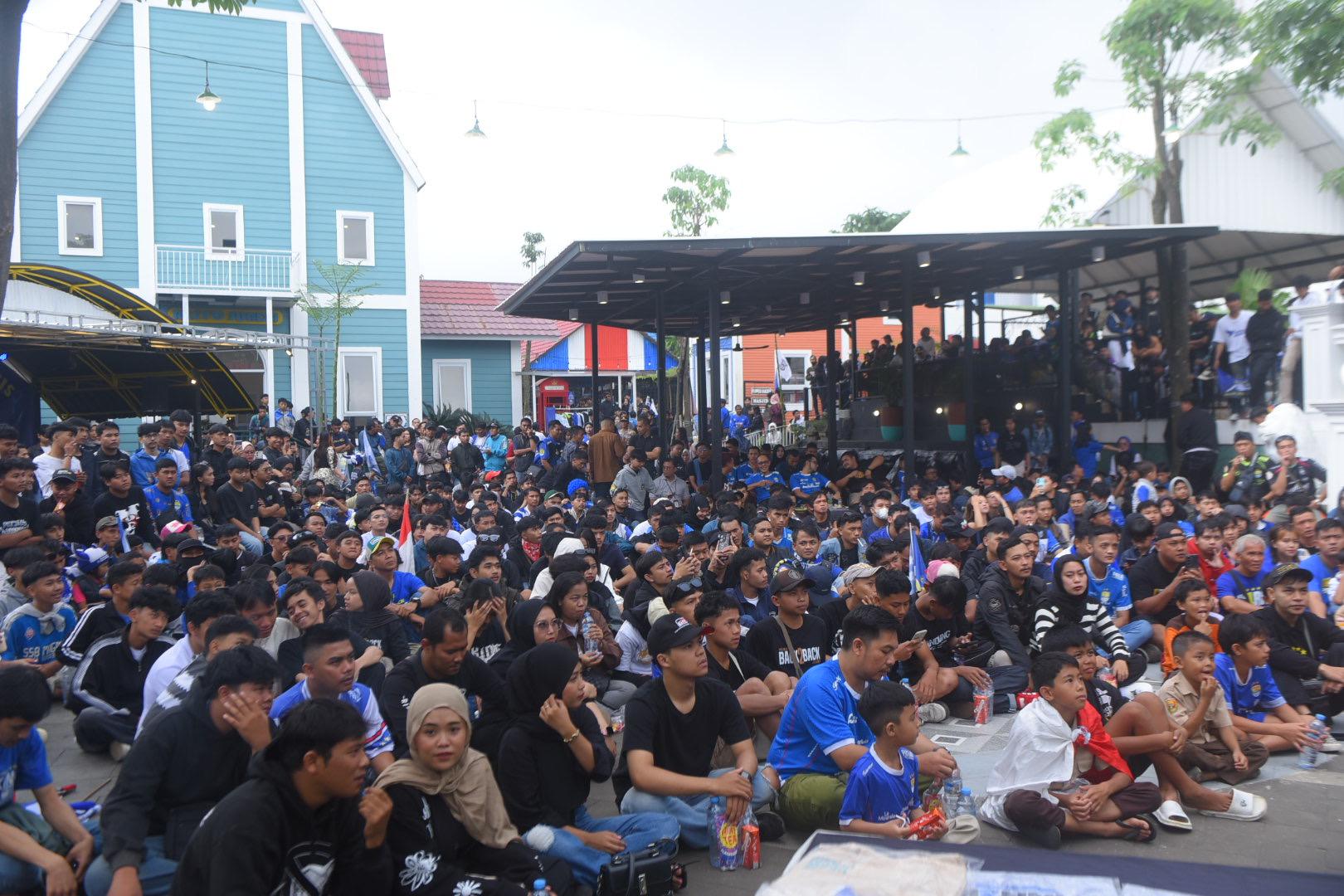 Salah satu momen paling meriah terjadi dalam acara nonton bareng (nobar) yang diadakan di Wisata Alam Oasis, Sukabumi, pada Sabtu malam ( 24 Mei 2025).