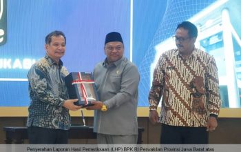 Ketua DPRD Kabupaten Sukabumi Budi Azhar Mutawali bersama bupati Asep Japar saat menerima penghargaan.
