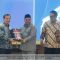Ketua DPRD Kabupaten Sukabumi Budi Azhar Mutawali bersama bupati Asep Japar saat menerima penghargaan.