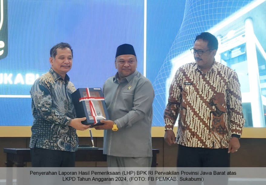 Ketua DPRD Kabupaten Sukabumi Budi Azhar Mutawali bersama bupati Asep Japar saat menerima penghargaan.