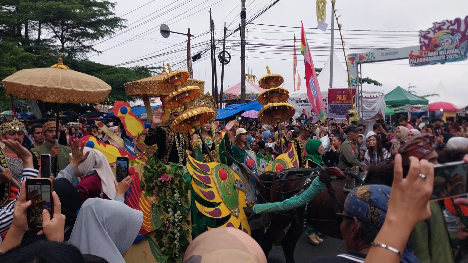 Perayaan Hari Nelayan ke-65 di Palabuhanratu, Kabupaten Sukabumi, berlangsung meriah dan mendapat apresiasi dari Ketua DPC Himpunan Nelayan Seluruh Indonesia