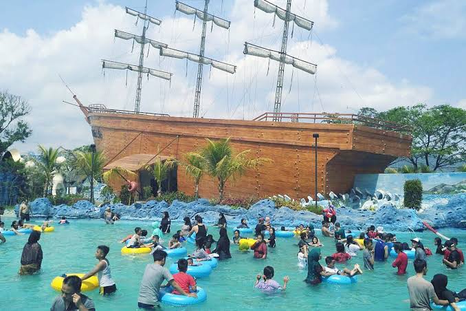 ANTUSIAS: Sejumlah pengunjung di SantaSea Water Theme Park Kota Sukabumi, belum lama ini. (FT: BAMBANG/RADARSUKABUMI)