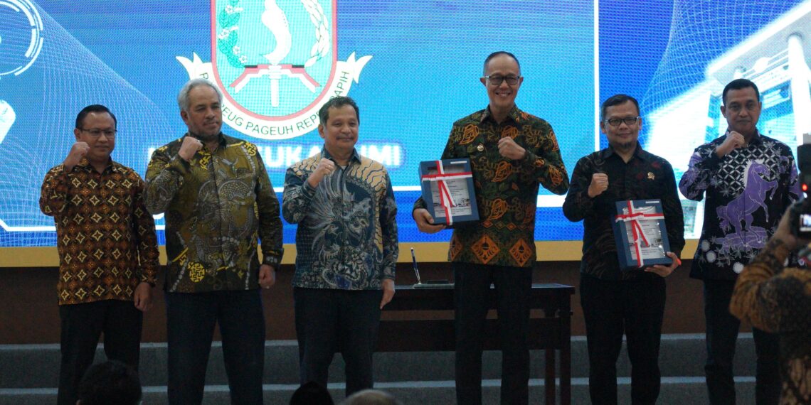 TERIMA PENGHARGAAN: Ketua DPRD Kota Sukabumi, Wawan Juanda mengapresiasi dan penghargaan setinggi-tingginya atas capaian Pemkot Sukabumi yang meraih WTP dari BPK RI Perwakilan Jawa Barat, belum lama ini.