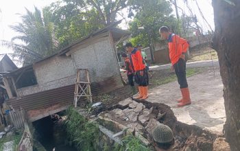 PENINJAUAN: Sejumlah personel BPBD Kota Sukabumi saat melakukan peninjauan TPT ambruk di Jalan Cikaret RT3/RW7, Kelurahan Babakan, Kecamatan Cibeureum, Minggu (25/5).
