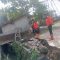 PENINJAUAN: Sejumlah personel BPBD Kota Sukabumi saat melakukan peninjauan TPT ambruk di Jalan Cikaret RT3/RW7, Kelurahan Babakan, Kecamatan Cibeureum, Minggu (25/5).