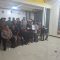 MENUNTUT : Salah seorang warga saat menyampaikan tuntutan dalam audiensi di aula kantor Desa Sukamulya, Kecamatan Cikembar, Kabupaten Sukabumi, pada Sabtu (24/05). (FOTO : UNTUK RADAR SUKABUMI)