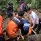 DIEVAKUASI : Petugas gabungan saat hendak mengevakuasi pendaki wanita berinisial ERW (37) Pos Pendakian Gunung Salak, Kecamatan Cicurug, Kabupaten Sukabumi, pada Minggu (25/05).(FOTO : UNTUK RADAR SUKABUMI)