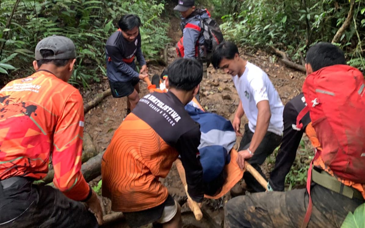 DIEVAKUASI : Petugas gabungan saat hendak mengevakuasi pendaki wanita berinisial ERW (37) Pos Pendakian Gunung Salak, Kecamatan Cicurug, Kabupaten Sukabumi, pada Minggu (25/05).(FOTO : UNTUK RADAR SUKABUMI)