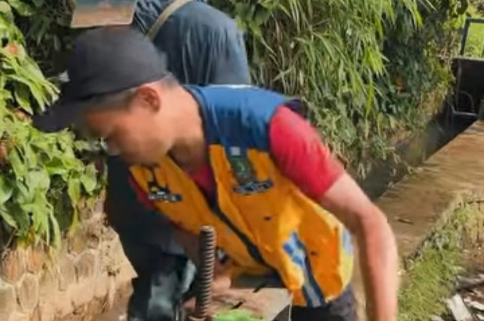 PEMELIHARAAN: Sejumlah personel Dinas Pekerjaan Umum dan Tata Ruang (DPUTR) Kota Sukabumi saat melakukan pemeliharaan bendungan Cipelang Leutik 2 di Kelurahan Benteng, Kecamatan Warudoyong, belum lama ini.