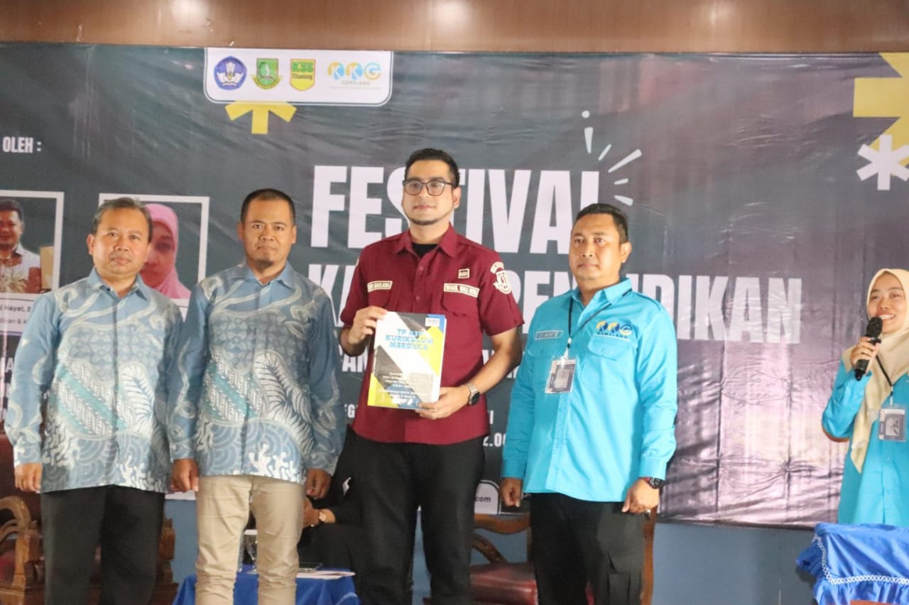 FESTIVAL: Kelompok Kerja Guru (KKG) Gemilang Kecamatan Citamiang saat menggelar Festival Karya Pendidikan, Senin (26/5).(FT: IST)