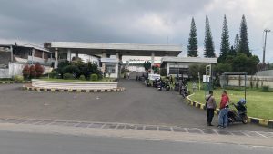Jalan Rusak Dibiarkan, Kades Titisan Sukalarang Sindir CSR PT GSI 2 dan PT Pratama Abadi Industri