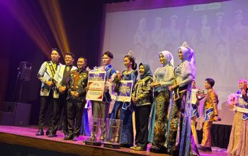 Adit saat menunjukan penghargaan dalam ajang Pemilihan Putra Putri Bahari Provinsi Jawa Barat 2025.(FOTO : NANDI/ RADARSUKABUMI)