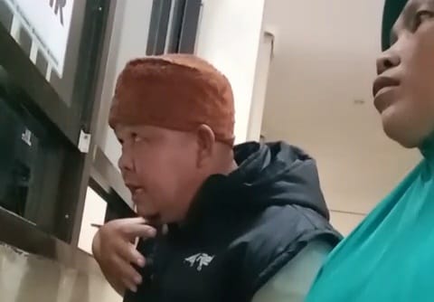 Tangkapan layar saat kades Cikahuripan menjaminkan STNK Mobil ke kasir Rumah Sakit Palabuhanratu.(FOTO : NANDI/ RADARSUKABUMI)