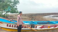 Kapal Nelayan Sukabumi Terbalik di Muara Cikaso Tegalbuleud 