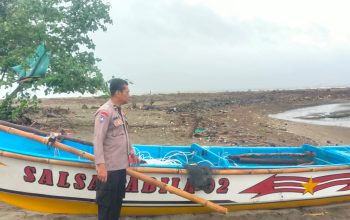 DIEVAKUASI : Perahu nelayan yang terbalik di muara cikaso saat dievakuasi.(FOTO : NANDI/ RADARSUKABUMI.)