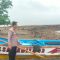 DIEVAKUASI : Perahu nelayan yang terbalik di muara cikaso saat dievakuasi.(FOTO : NANDI/ RADARSUKABUMI.)