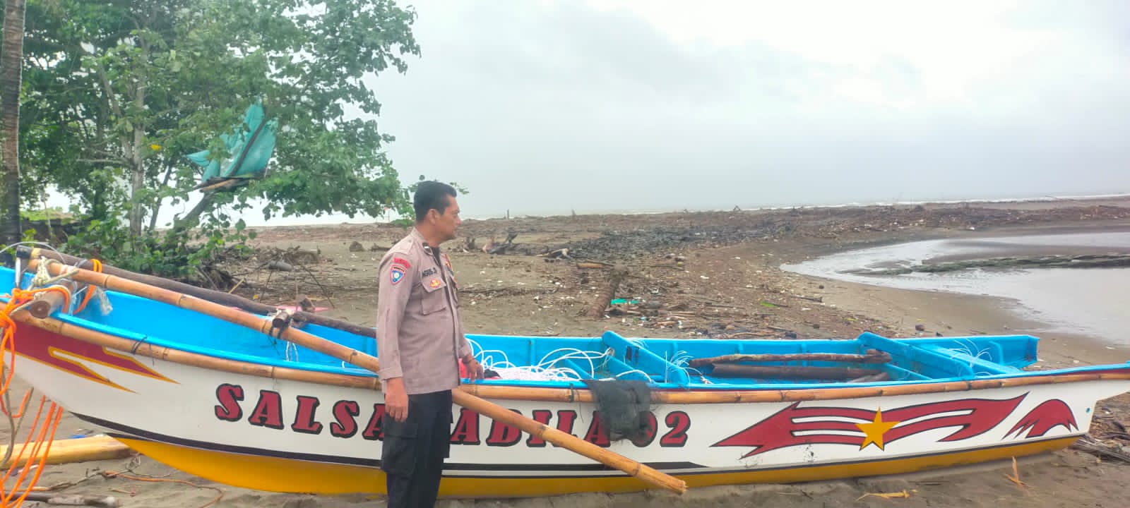 DIEVAKUASI : Perahu nelayan yang terbalik di muara cikaso saat dievakuasi.(FOTO : NANDI/ RADARSUKABUMI.)