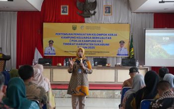 MENYIMAK : Ratusan peserta saat menyimak kegiatan DPPKB Kabupaten Sukabumi untuk Pembekalan dan Penguatan Pokja Kampung Keluarga Berkualitas di Gedung Negara Pendopo Sukabumi, tepatnya di ruas Jalan Raya Ahmad Yani, Kecamatan Warudoyong, Kota Sukabumi.