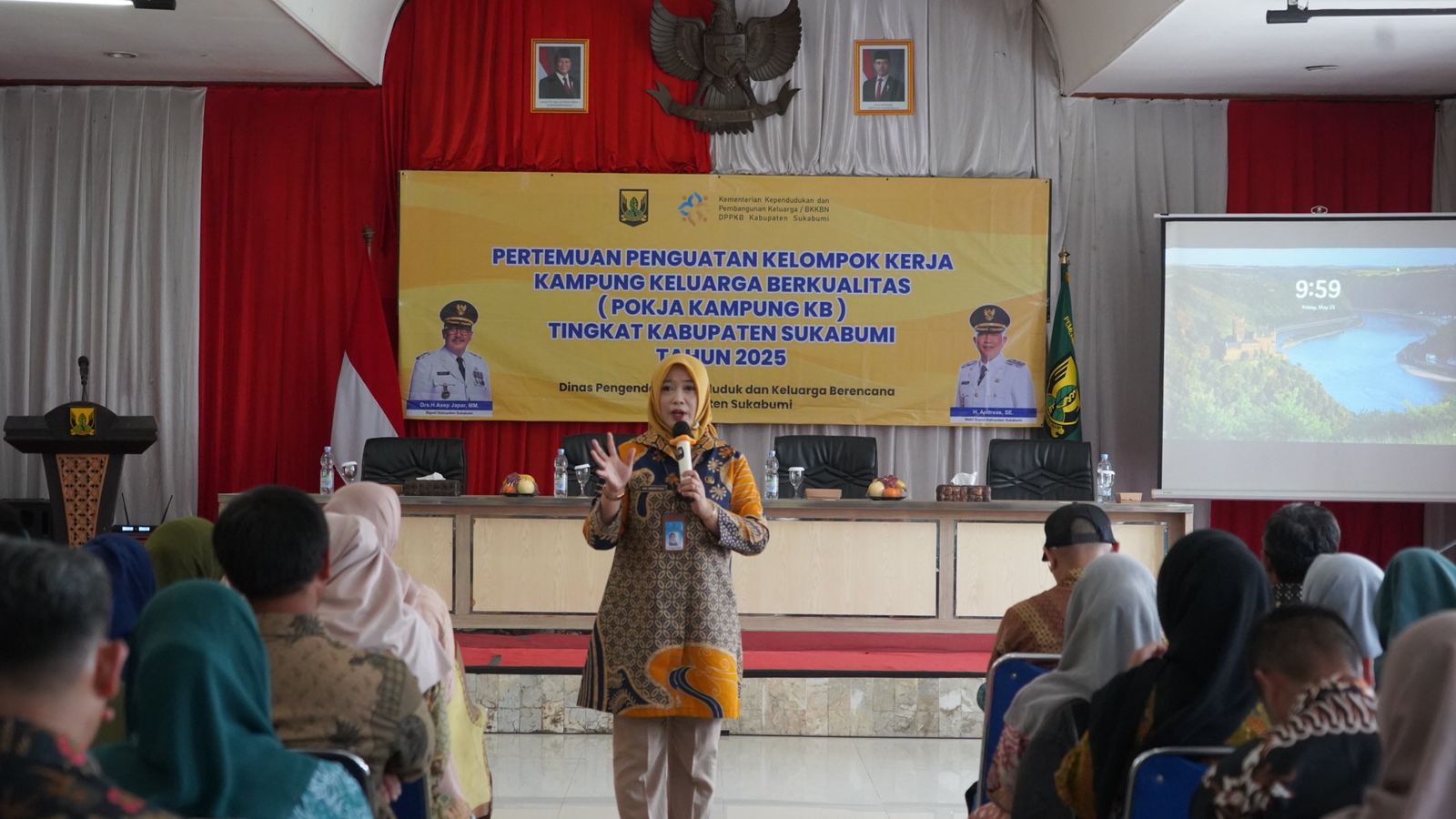 MENYIMAK : Ratusan peserta saat menyimak kegiatan DPPKB Kabupaten Sukabumi untuk Pembekalan dan Penguatan Pokja Kampung Keluarga Berkualitas di Gedung Negara Pendopo Sukabumi, tepatnya di ruas Jalan Raya Ahmad Yani, Kecamatan Warudoyong, Kota Sukabumi.