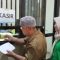 Aksi Mulia Kepala Desa Cikahuripan, Kecamatan Cisolok, Kabupaten Sukabumi, Heri Suryana alias Jaro Midun, menuai banyak pujian setelah tindakannya yang luar biasa dalam membantu warganya mendapatkan perawatan medis.