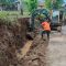 Kepala UPTD PU Wilayah IV Palabuhanratu Edi Mulyadi saat meninjau pengerjaan Drainase di Jalan Cempaka Ratu - Cipedes, Cikakak. (FOTO : NANDI/ RADARSUKABUMI)