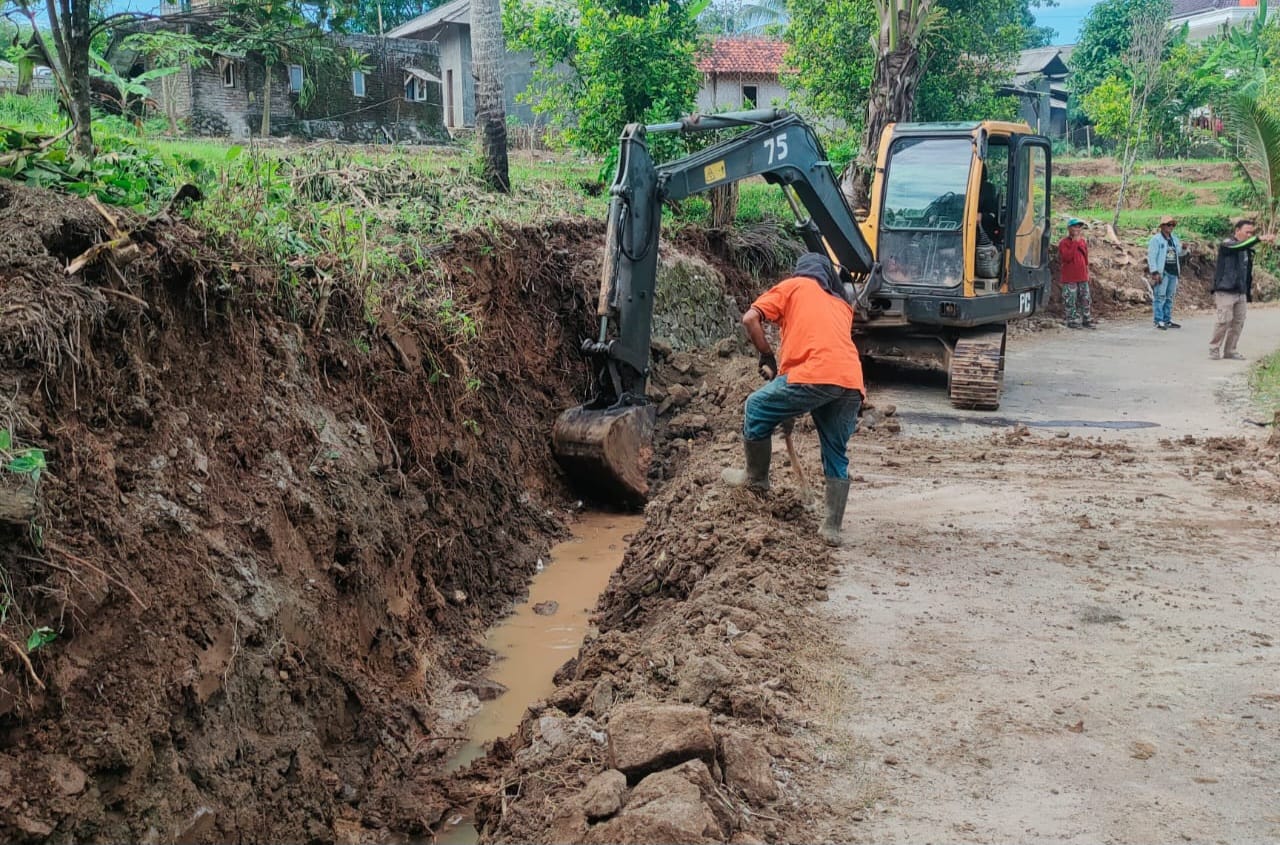Kepala UPTD PU Wilayah IV Palabuhanratu Edi Mulyadi saat meninjau pengerjaan Drainase di Jalan Cempaka Ratu - Cipedes, Cikakak. (FOTO : NANDI/ RADARSUKABUMI)