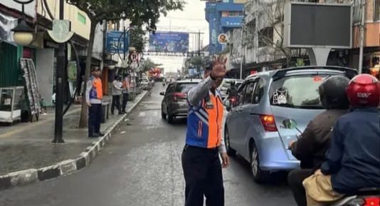 PATROLI: Sejumlah personel Dishub Kota Sukabumi saat melakukan pengawasan parkir di wilayah kerjanya, Selasa (27/5).(FT: IST)