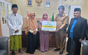 PRESTASI : Bupati Sukabumi, Asep Japar didampingi Ketua BAZNAS Kabupaten Sukabumi, Unang Sudarma, SH saat memberikan bantuan uang kepada Siti (18) di Gedung Negara Pendopo Sukabumi, tepatnya di ruas Jalan Raya Ahmad Yani, Kecamatan Warudoyong, Kota Sukabumi pada Senin (26/05) malam.(FOTO : UNTUK RADAR SUKABUMI)