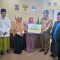 PRESTASI : Bupati Sukabumi, Asep Japar didampingi Ketua BAZNAS Kabupaten Sukabumi, Unang Sudarma, SH saat memberikan bantuan uang kepada Siti (18) di Gedung Negara Pendopo Sukabumi, tepatnya di ruas Jalan Raya Ahmad Yani, Kecamatan Warudoyong, Kota Sukabumi pada Senin (26/05) malam.(FOTO : UNTUK RADAR SUKABUMI)
