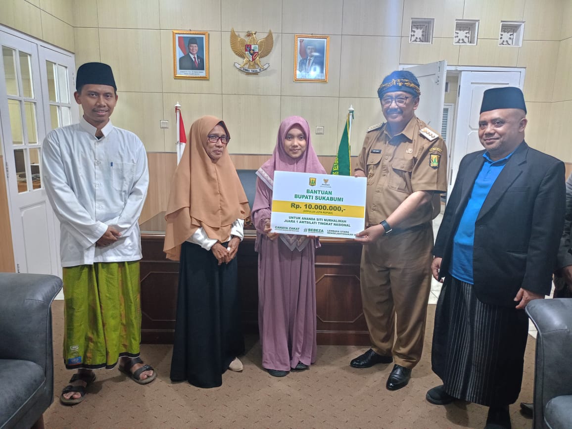 PRESTASI : Bupati Sukabumi, Asep Japar didampingi Ketua BAZNAS Kabupaten Sukabumi, Unang Sudarma, SH saat memberikan bantuan uang kepada Siti (18) di Gedung Negara Pendopo Sukabumi, tepatnya di ruas Jalan Raya Ahmad Yani, Kecamatan Warudoyong, Kota Sukabumi pada Senin (26/05) malam.(FOTO : UNTUK RADAR SUKABUMI)