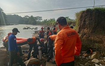 PENCARIAN : Petugas gabungan saat proses pencarian seorang siswa SMPN 4 Jampangtengah yang dilaporkan tenggelam di sungai Cimandiri, Desa Padabeunghar, Kecamatan Jampangtengah, Kabupaten Sukabumi pada Kamis (29/05).(FOTO : UNTUK RADAR SUKABUMI)