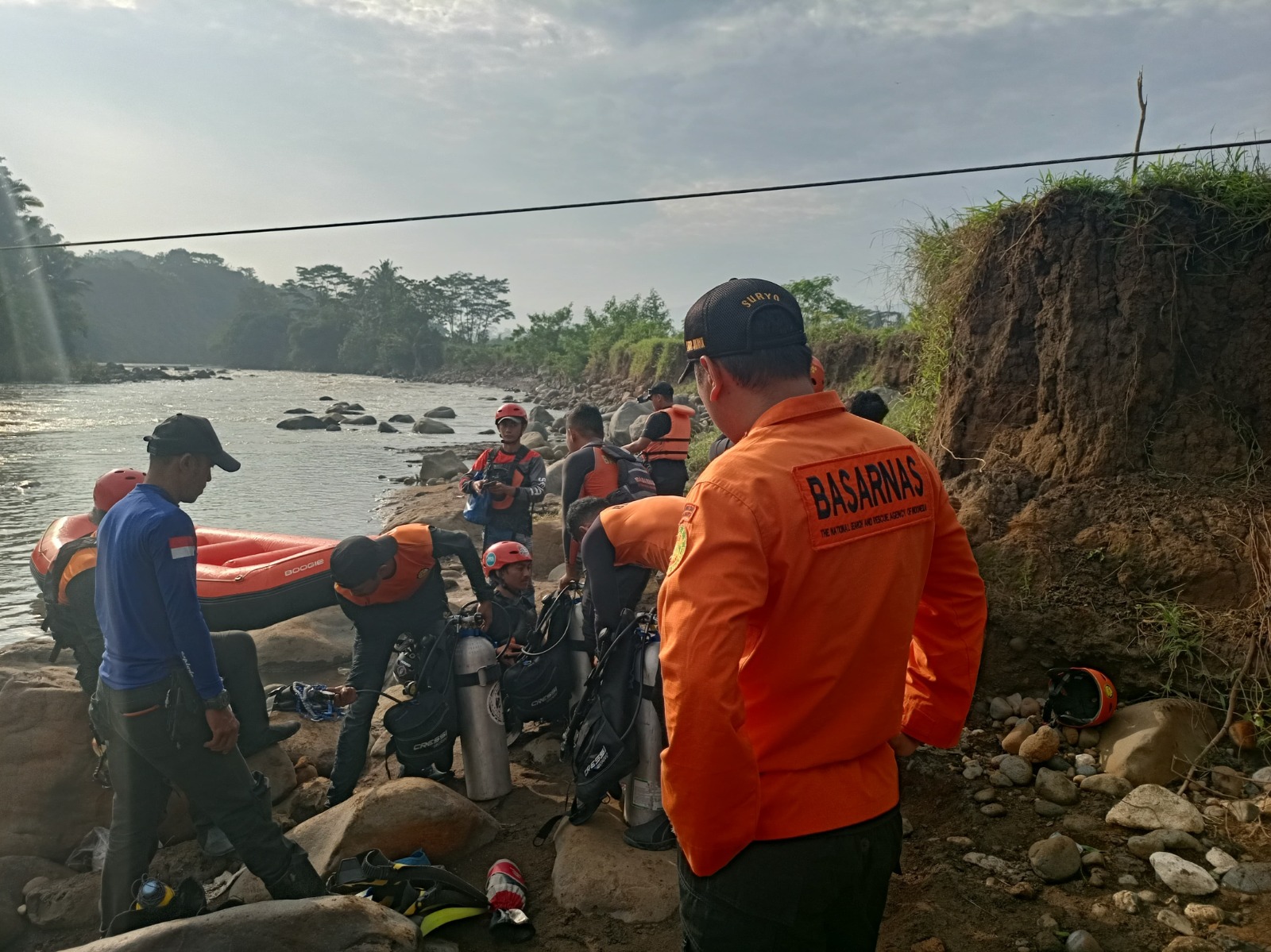 PENCARIAN : Petugas gabungan saat proses pencarian seorang siswa SMPN 4 Jampangtengah yang dilaporkan tenggelam di sungai Cimandiri, Desa Padabeunghar, Kecamatan Jampangtengah, Kabupaten Sukabumi pada Kamis (29/05).(FOTO : UNTUK RADAR SUKABUMI)