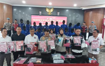 DIAMANKAN: Kapolres Sukabumi Kota AKBP Rita Suwadi saat memperlihatkan barang bukti yang berhasil disita, belum lama ini.(Foto: BAMBANG/RADARSUKABUMI)
