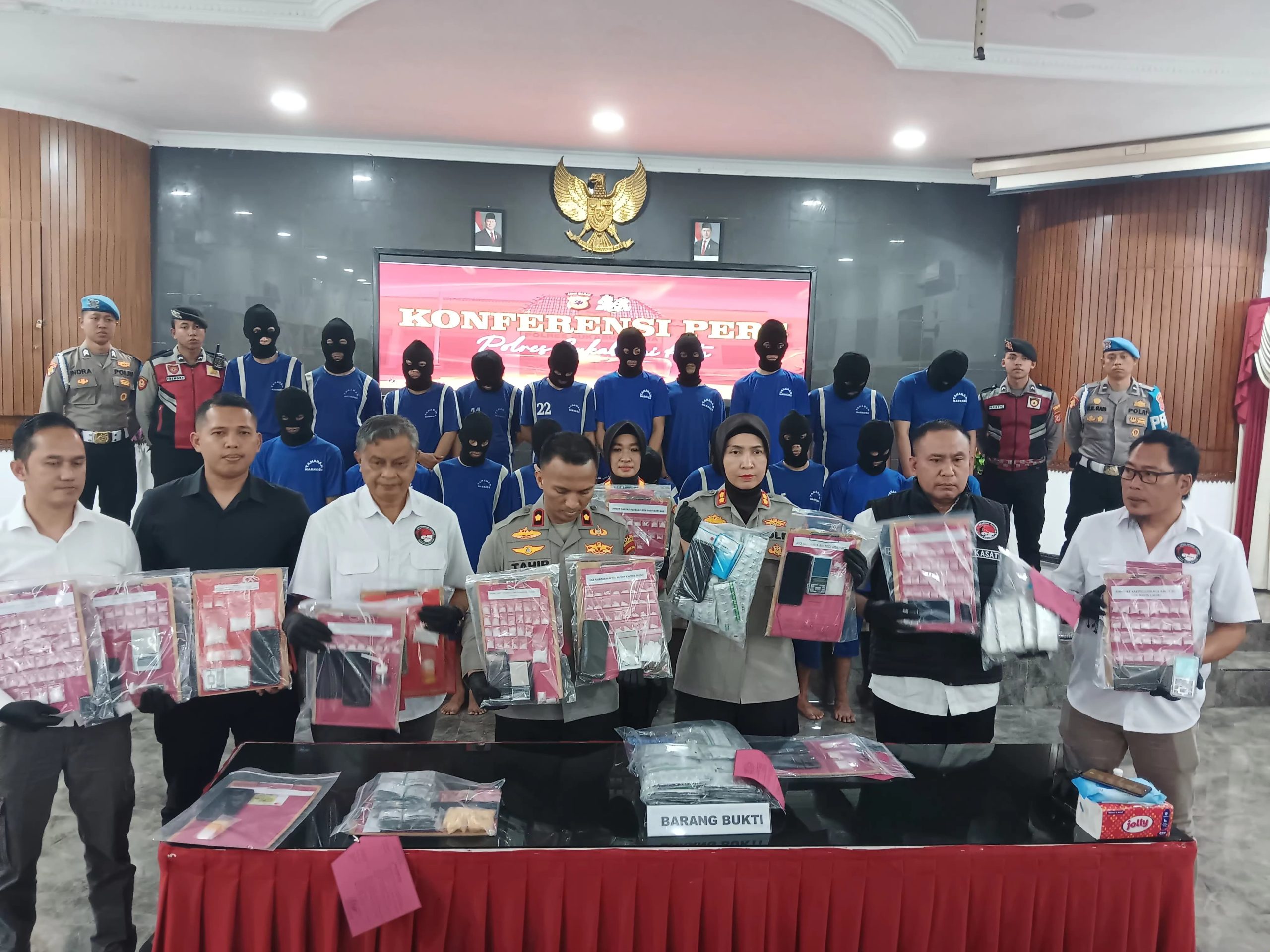 DIAMANKAN: Kapolres Sukabumi Kota AKBP Rita Suwadi saat memperlihatkan barang bukti yang berhasil disita, belum lama ini.(Foto: BAMBANG/RADARSUKABUMI)
